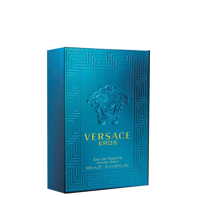 A imagem mostra a caixa azul do perfume Eros da Versace, de lado, com o desenho da medusa em alto relevo, o nome da marca abaixo, nome do perfume, concentração e volumetria.