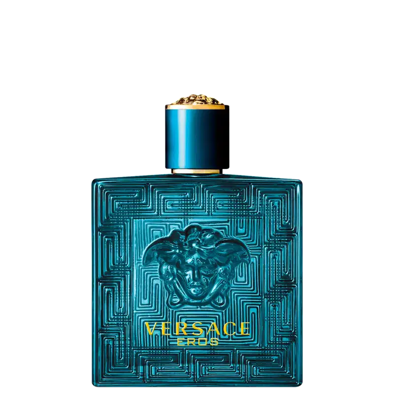 A imagem mostra o frasco de perfume da Versace, com forma quadrada e feito de vidro azul. No centro do frasco, há uma cabeça de medusa esculpida em alto relevo e o topo do frasco possui uma tampa azul com detalhes dourados.