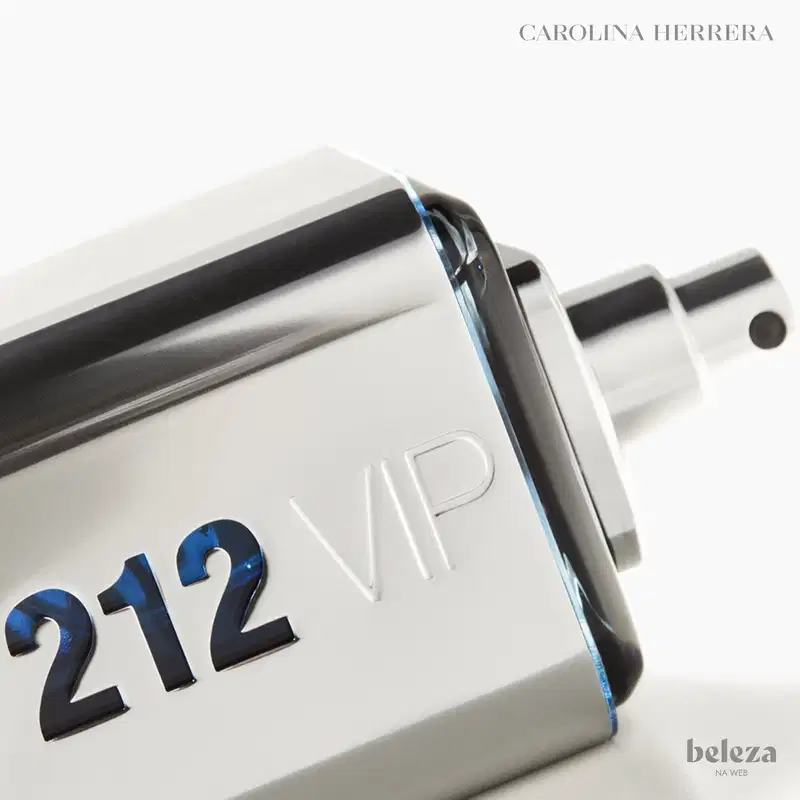 Frasco de perfume masculino Carolina Herrera 212 VIP, com design elegante em vidro transparente e tampa metálica brilhante. Rótulo com o nome da fragrância em letras grandes e informações sobre a marca.