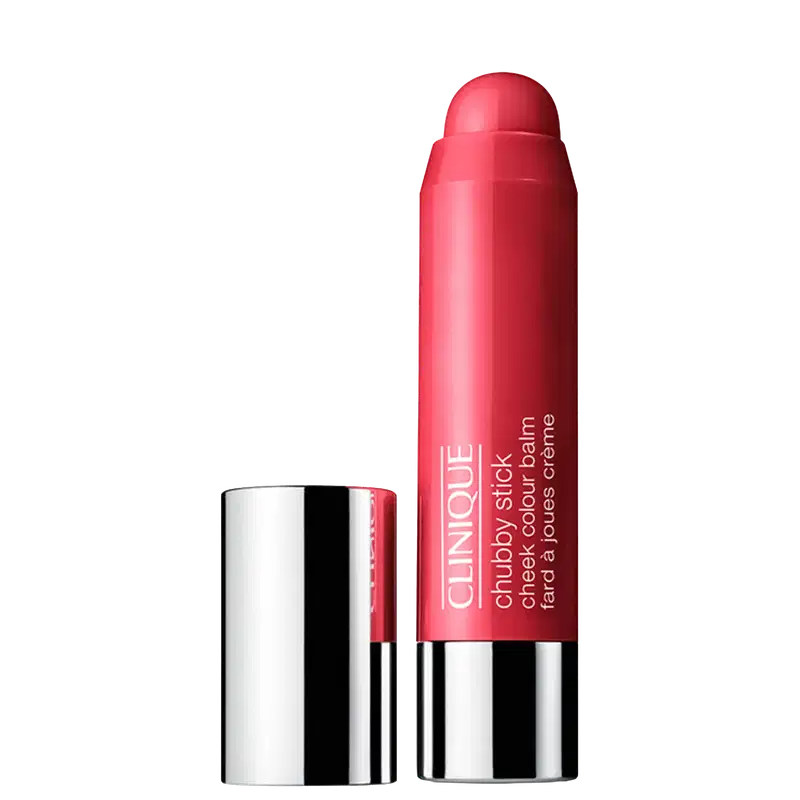 Produto de beleza em embalagem cilíndrica vermelha com rótulo "Clinique Chubby Stick Moisturizing Lip Colour Balm". Apresenta design simples e compacto, com tampa protetora.