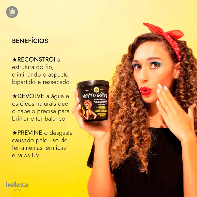 Uma mulher com cabelos cacheados e maquiagem vibrante segurando um pote preto com rótulo "Morte súbita", um produto de cuidados capilares da marca Lola From Rio, promete reconstruir a estrutura do cabelo, devolver a água e óleos naturais.