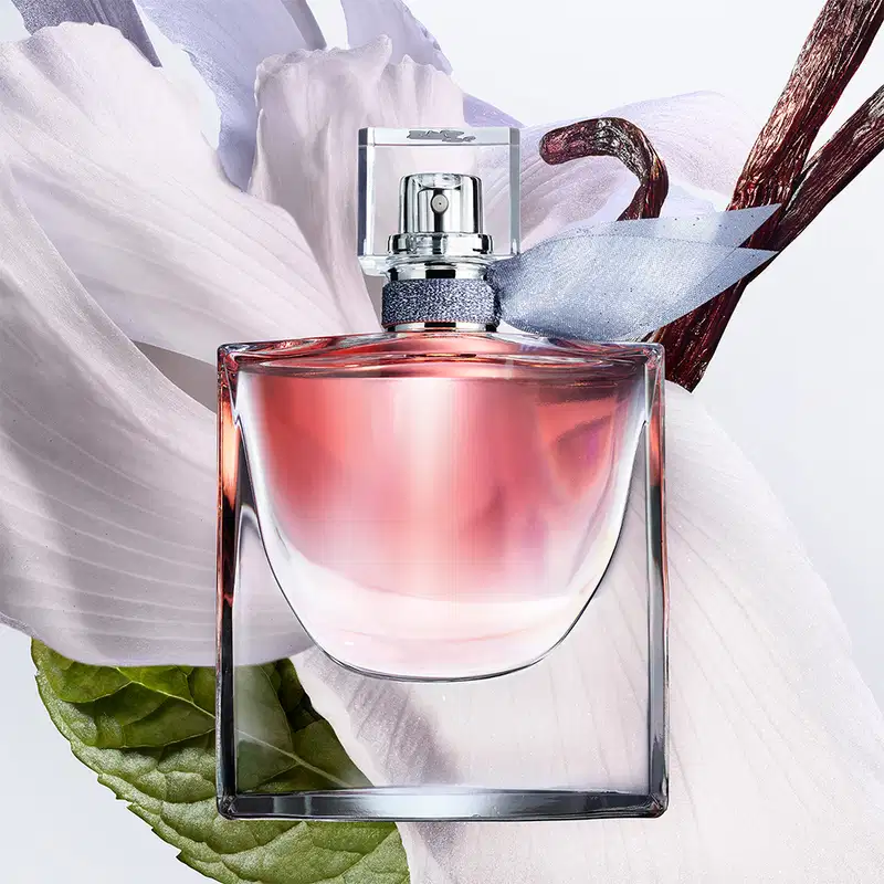 Frasco de perfume Lancôme com tampa prateada e corpo de vidro transparente contendo líquido rosa. Rótulo com nome da marca visível na parte inferior do frasco.