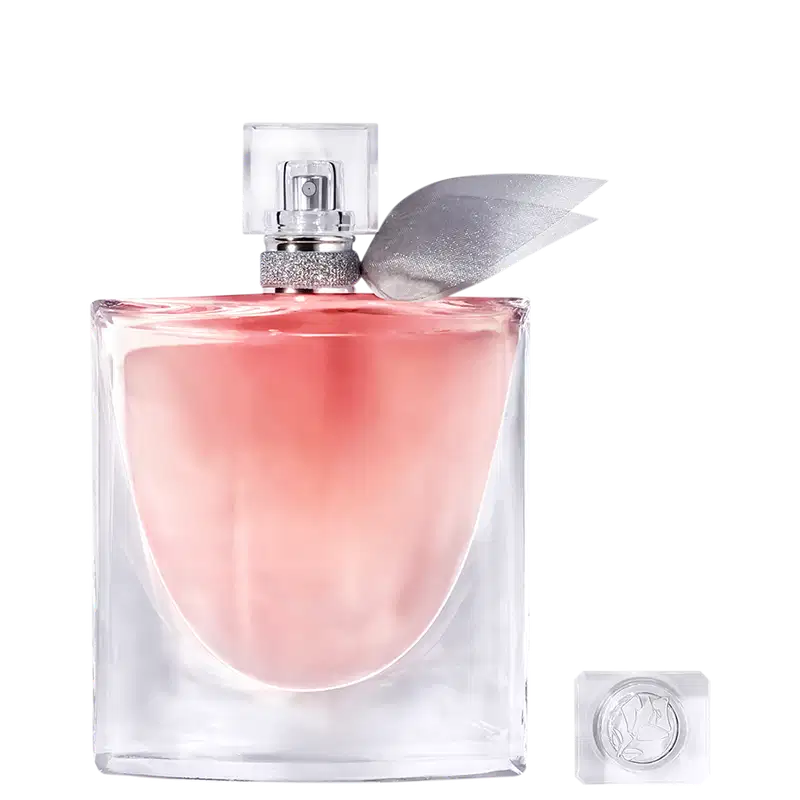 Frasco de perfume Lancôme com tampa prateada e corpo de vidro transparente contendo líquido rosa. Rótulo com nome da marca visível na parte inferior do frasco.