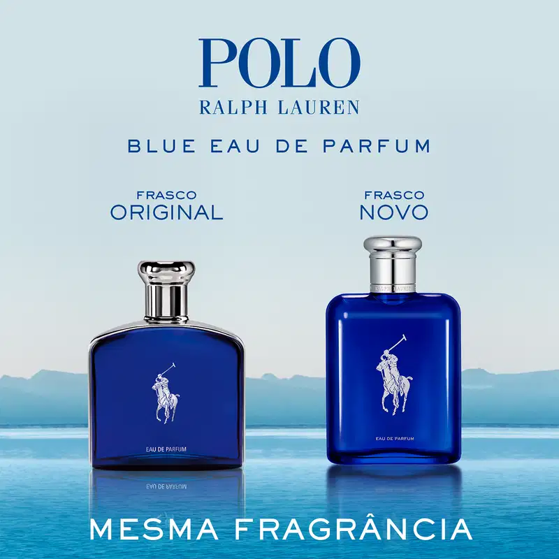 Dois frascos de perfume da marca Polo Ralph Lauren, um modelo original e outro novo, em embalagens azuis com o logotipo da marca e a ilustração do cavaleiro. Ambos são apresentados em um cenário aquático com montanhas ao fundo.