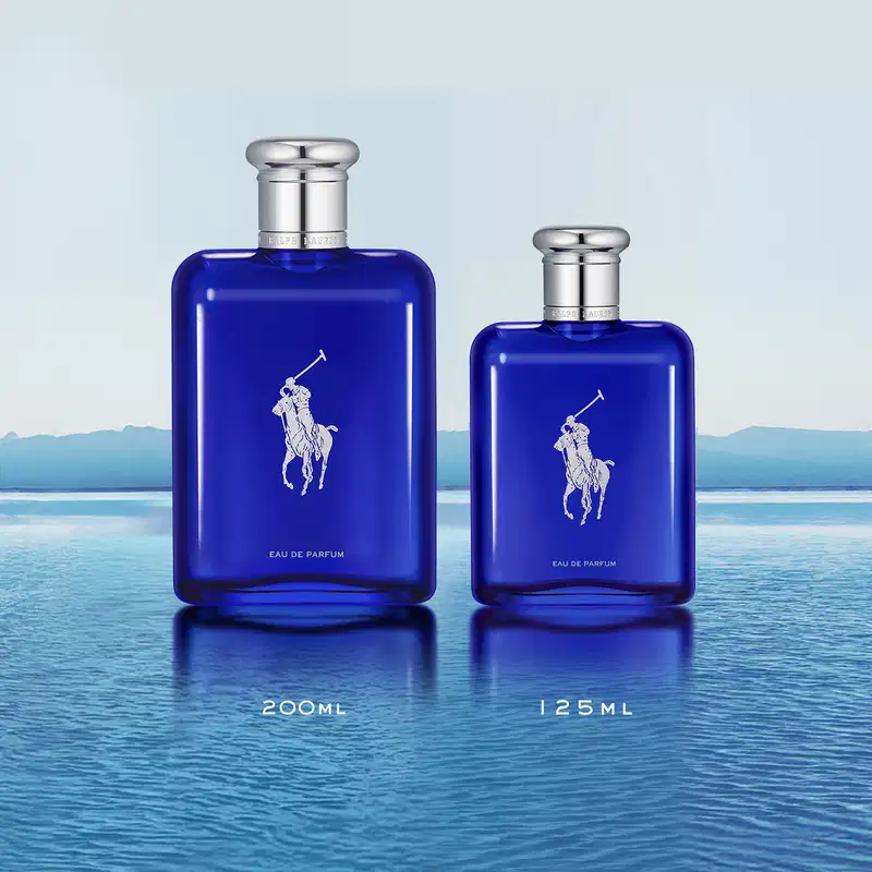 Dois frascos de perfume Ralph Lauren em azul intenso, com o logotipo da marca em branco. O frasco maior possui 200 ml e o menor 125 ml, ambos com tampas prateadas.