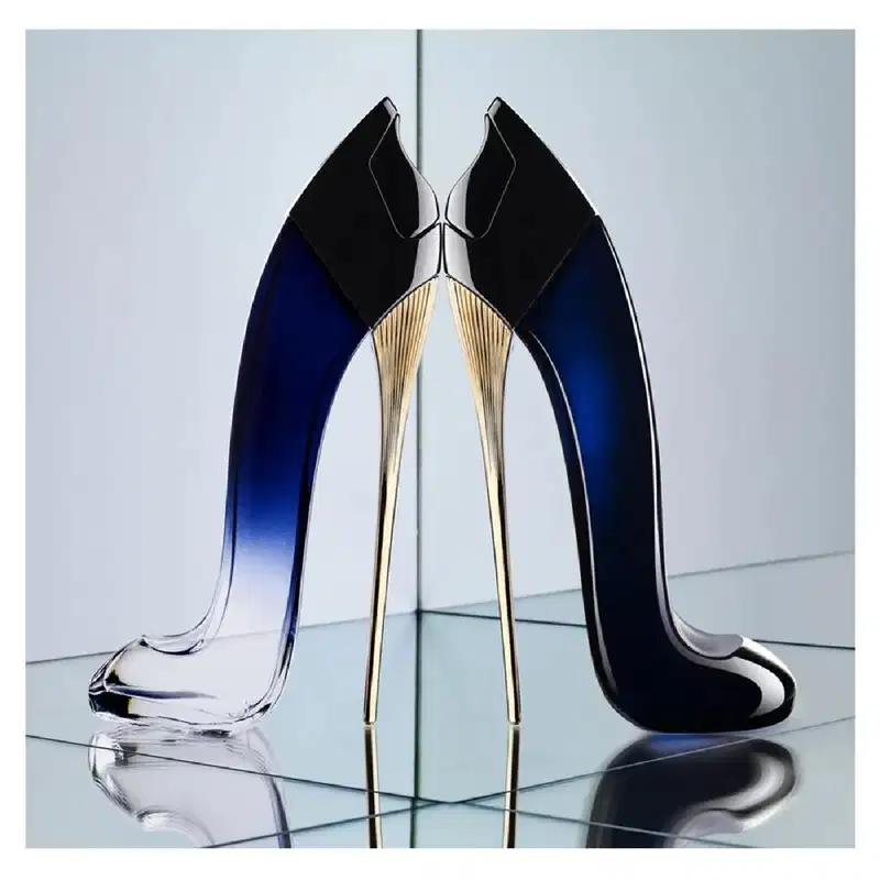Frasco de perfume Carolina Herrera de design elegante e enigmático, com corpo preto brilhante e detalhes em dourado.