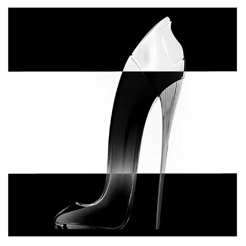 Frasco de perfume Carolina Herrera de design elegante e enigmático, com corpo preto brilhante e detalhes em dourado.
