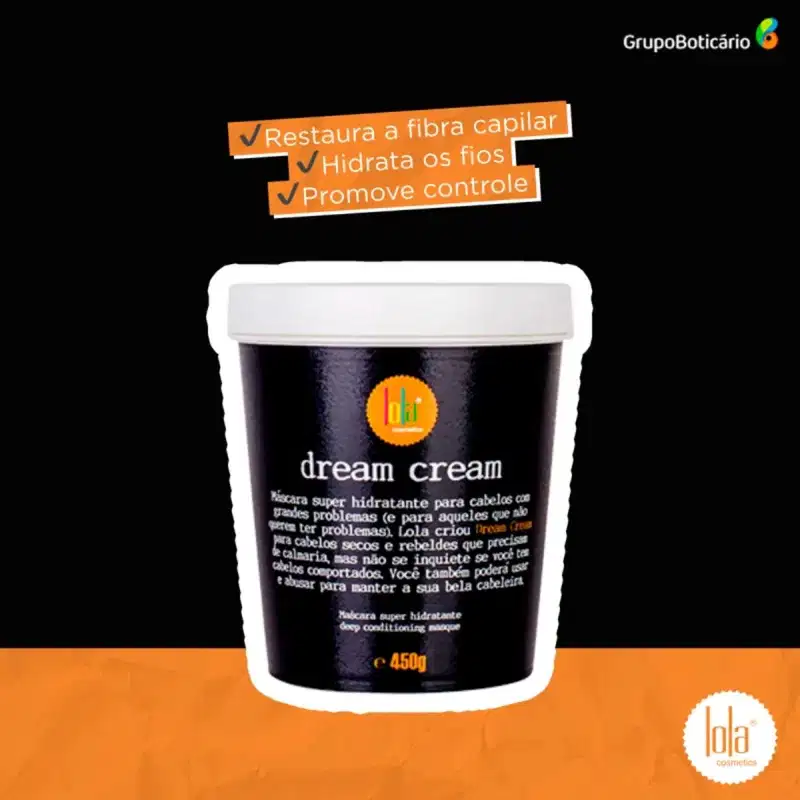 Pote preto com rótulo branco e laranja contendo "dream cream", uma máscara super hidratante para cabelos com problemas, de acordo com a descrição no rótulo. O produto é da marca Lola From Rio.