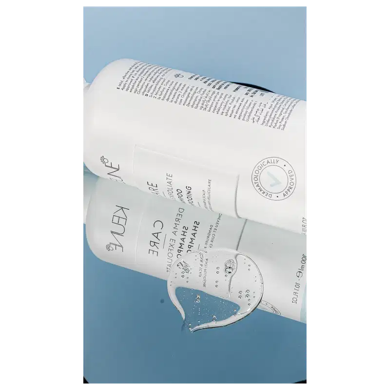Frasco branco de shampoo Keune Care Derma Exfoliate, com rótulo em preto e branco indicando o nome do produto e sua função de remover caspa do couro cabeludo.