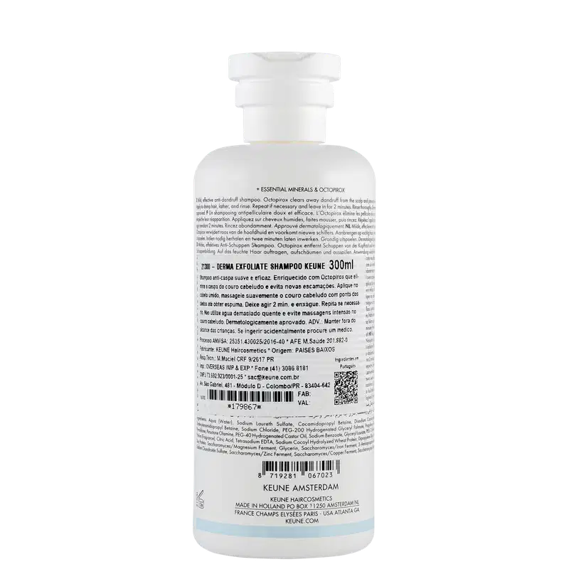 Frasco branco de shampoo Keune Care Derma Exfoliate, com rótulo em preto e branco indicando o nome do produto e sua função de remover caspa do couro cabeludo.