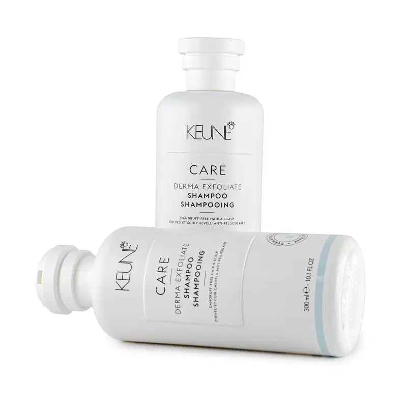 Frasco branco de shampoo Keune Care Derma Exfoliate, com rótulo em preto e branco indicando o nome do produto e sua função de remover caspa do couro cabeludo.