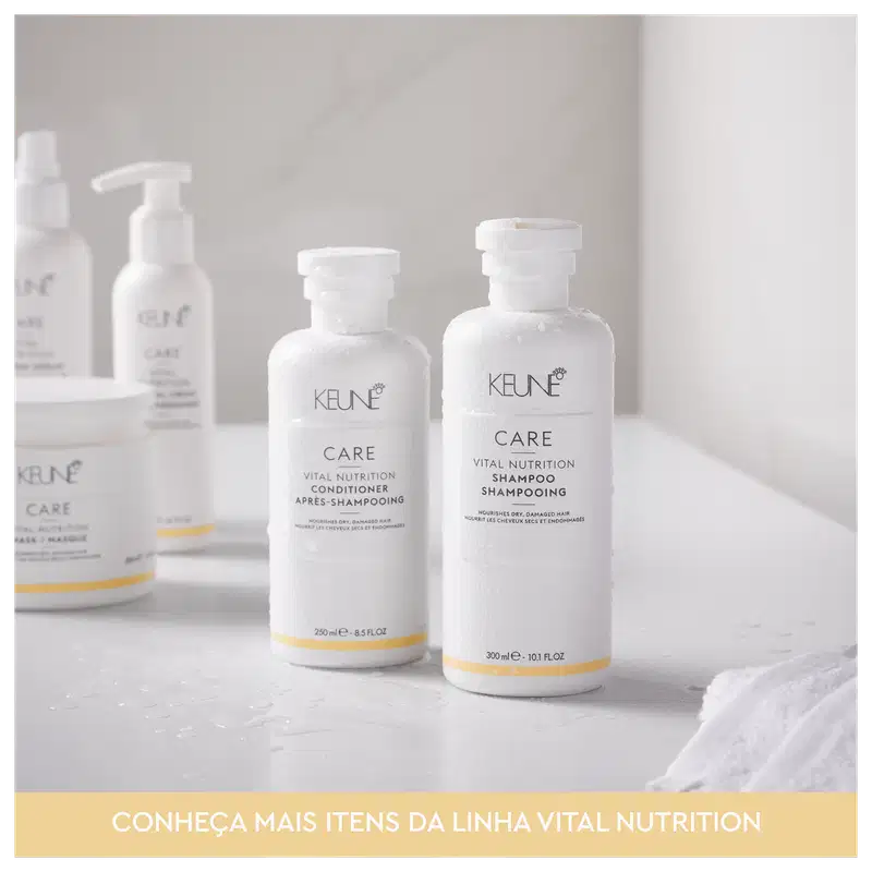 Frascos brancos da linha Vital Nutrition da Keune, contendo condicionador e shampoo. Os rótulos exibem o nome da marca e da linha de produtos em destaque.