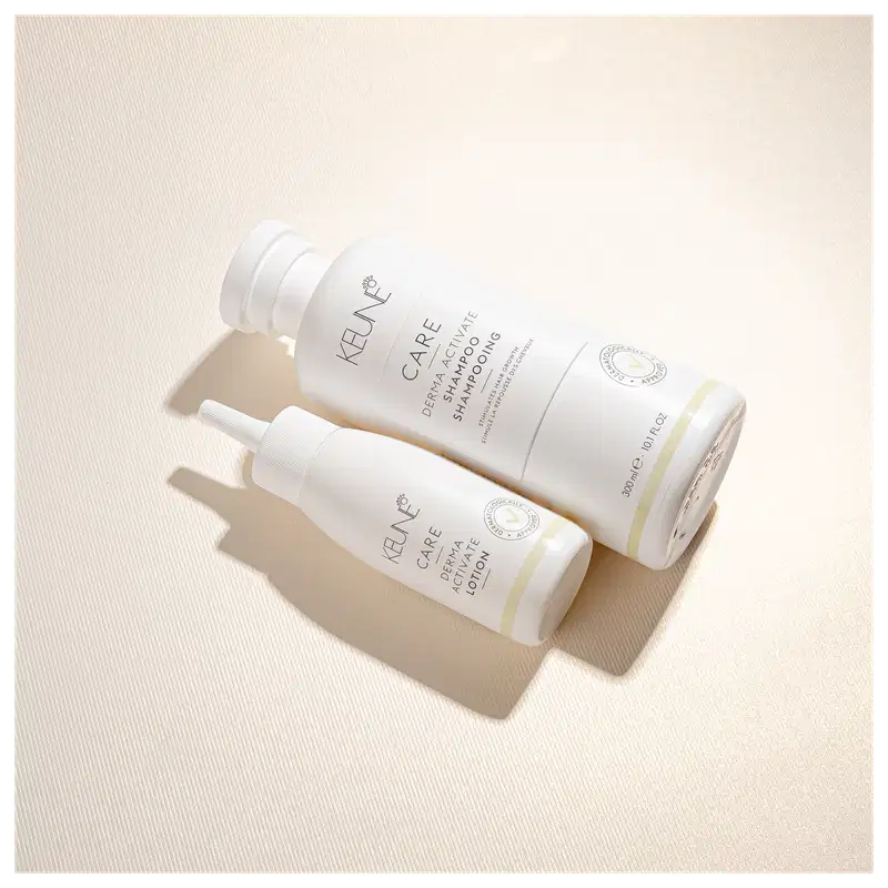Frasco branco de loção ativadora Keune Care Derma Activate, com rótulo em preto e amarelo, apresentando informações sobre o produto.