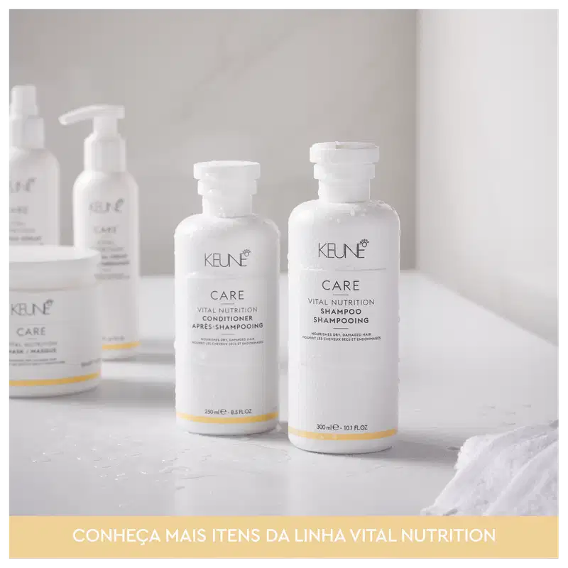 Frascos brancos da linha Vital Nutrition da Keune, contendo condicionador e shampoo. Os rótulos exibem o nome da marca e da linha de produtos em destaque. A imagem convida o leitor a conhecer mais itens dessa linha de cuidados capilares.