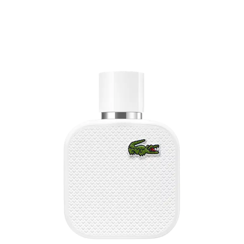A imagem mostra um frasco de perfume da marca Lacoste. O frasco é retangular, com cantos arredondados e acabamento texturizado em relevo, todo branco, e com o desenho de um crocodilo, símbolo da marca, no canto superior direito.