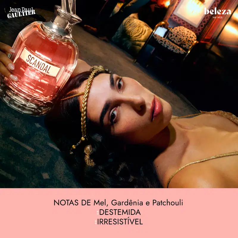 Frasco de item de perfumaria da marca Jean Paul Gaultier com nome "Scandal" em letras grandes, com notas de mel, gardênia e patchouli, descrito como "DESTEMIDA" e "IRRESISTÍVEL".