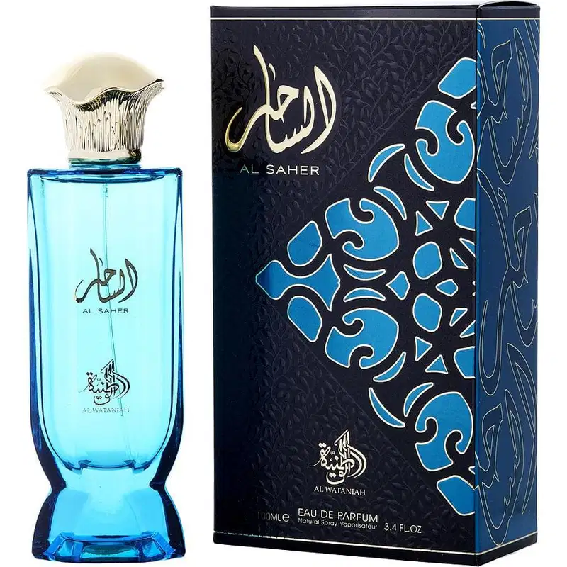 Frasco de perfume Al Saher da marca Al Wataniah, com design elegante em tons de azul e preto. A embalagem apresenta detalhes decorativos e o nome da marca em árabe. O produto é um Eau de Parfum com volume de 100 ml.