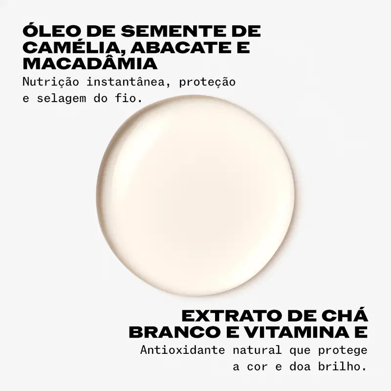 O óleo apresenta uma textura cremosa, de aparência suave e brilhante, com uma coloração branca e uniforme. Sua consistência sugere uma fórmula leve e facilmente absorvível, ideal para uma nutrição instantânea e proteção contra os efeitos do frio.