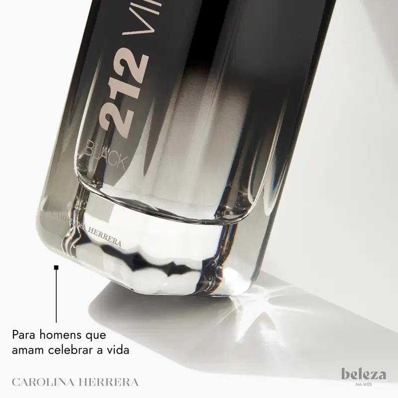 Frasco retangular de vidro transparente com detalhes pretos. Tampão preto fosco na parte superior. Rótulo preto com o nome "212 VIP BLACK" em letras prateadas gravadas. Na base, inscrição "CAROLINA HERRERA" em letras prateadas.