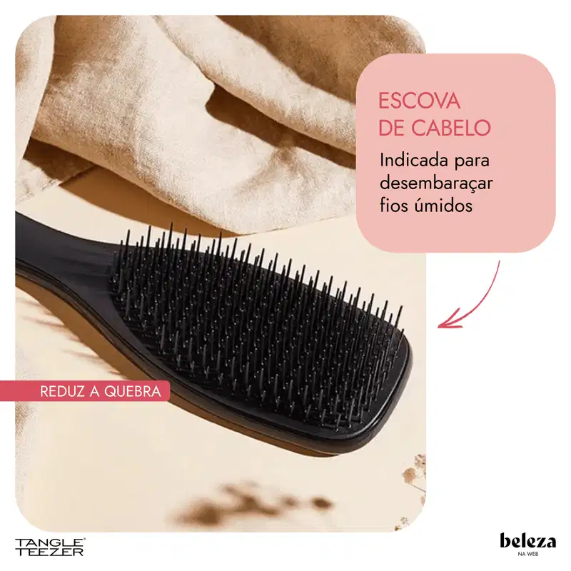 Escova de cabelo preta da marca Tangle Teezer, com design ergonômico e superfície ponteada para facilitar o desembaraço dos fios.