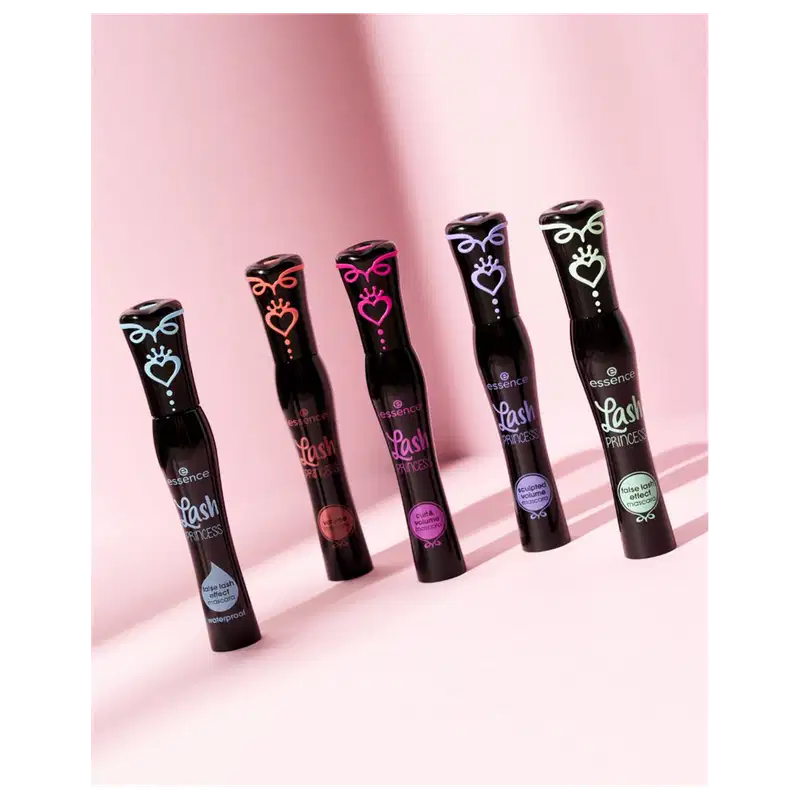 São cinco frascos de rímel da marca Essence, com a linha "Lash Princess". Os frascos são pretos e têm detalhes coloridos em azul, rosa, roxo e branco.