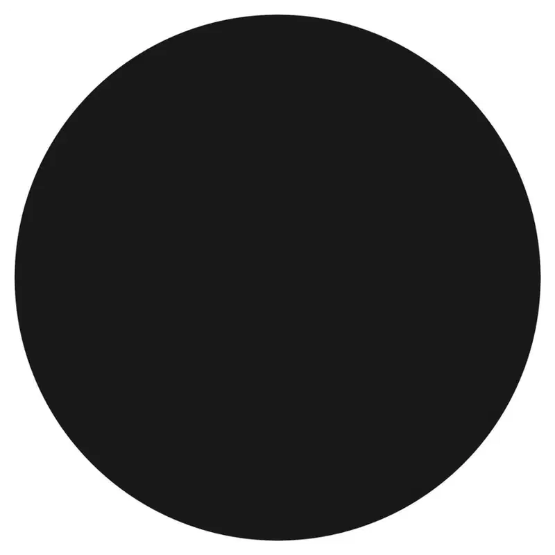 A imagem mostra um círculo perfeitamente preto sobre um fundo branco.