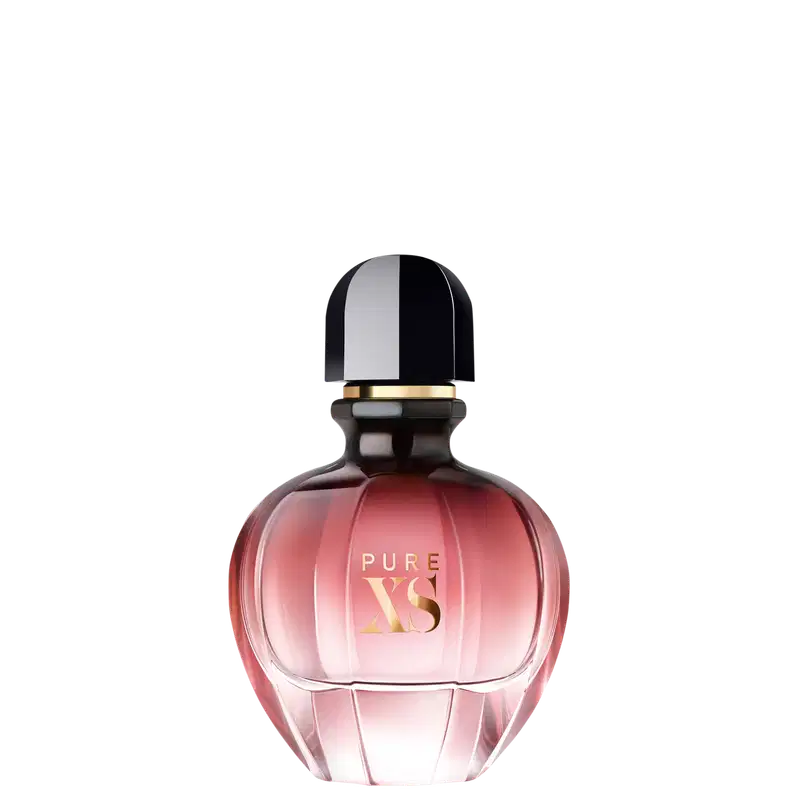 Perfume em frasco de vidro arredondado com tampa preta e detalhes dourados. O frasco é rosa translúcido, com o nome "PURE XS" impresso em letras douradas na parte frontal. A embalagem tem um formato elegante e sofisticado.
