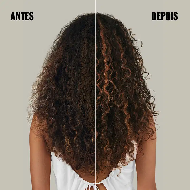 Imagem antes e depois de um tratamento capilar da marca Wella Professionals. Mostra a transformação de cabelos sem definição para cachos definidos e brilhantes
