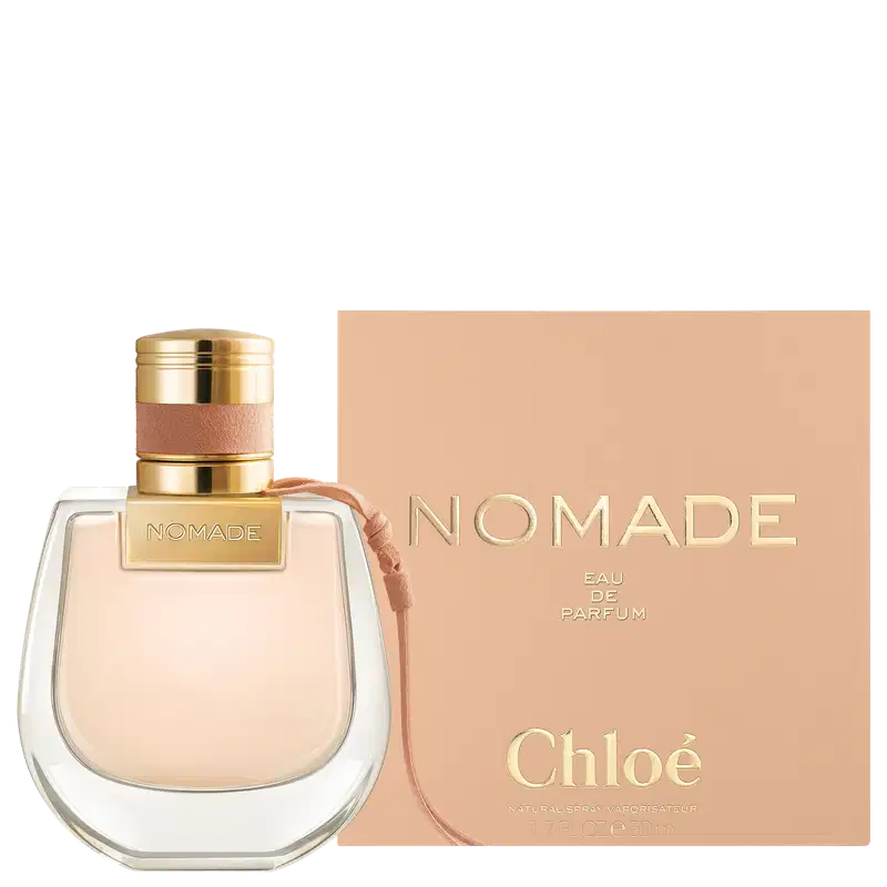 Perfume Nomade da marca Chloé. Frasco de vidro transparente com tampa dourada. Embalagem externa retangular na cor pêssex com o nome "Nomade" e "Chloé" em letras douradas. Eau de Parfum de 50ml indicado na embalagem.