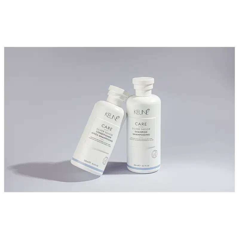 Frasco branco de 300 ml do shampoo Silver Savior da linha Care da Keune, que promete refrescar e tonalizar cabelos loiros e grisalhos.