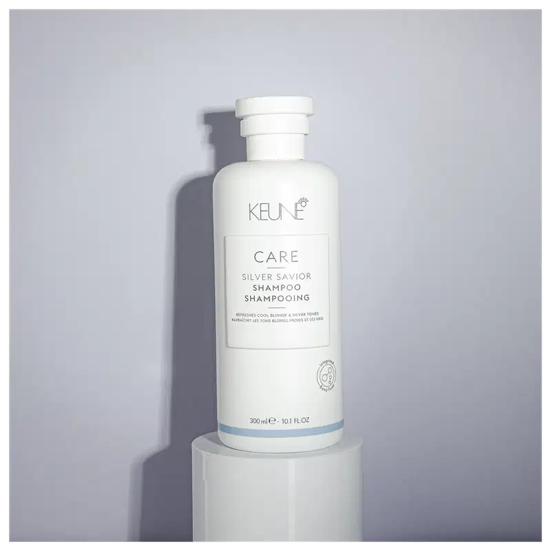 Frasco branco de 300 ml do shampoo Silver Savior da linha Care da Keune, que promete refrescar e tonalizar cabelos loiros e grisalhos.