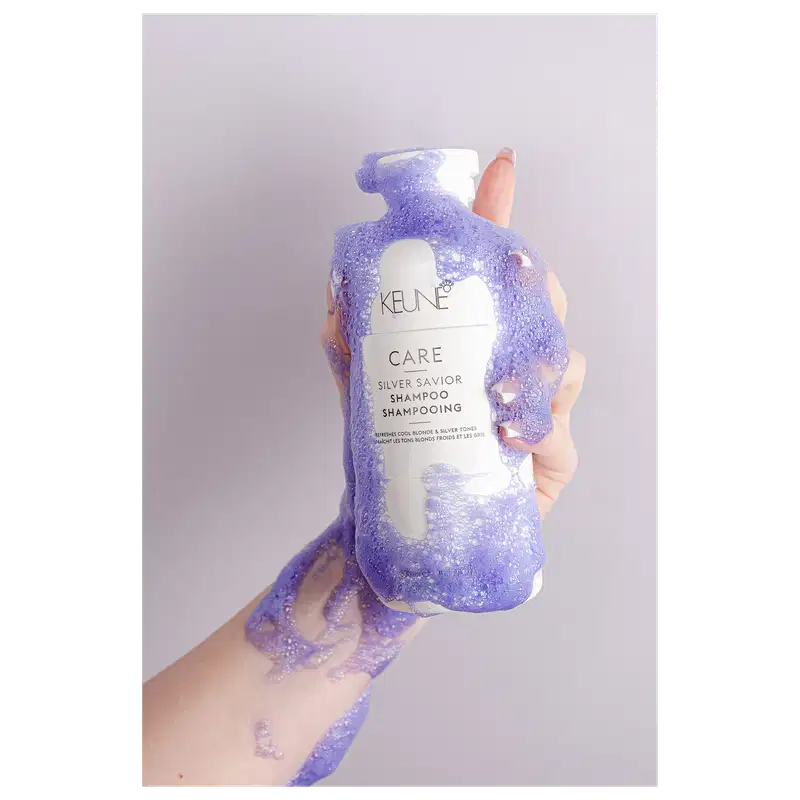 Frasco branco de 300 ml do shampoo Silver Savior da linha Care da Keune, que promete refrescar e tonalizar cabelos loiros e grisalhos.
