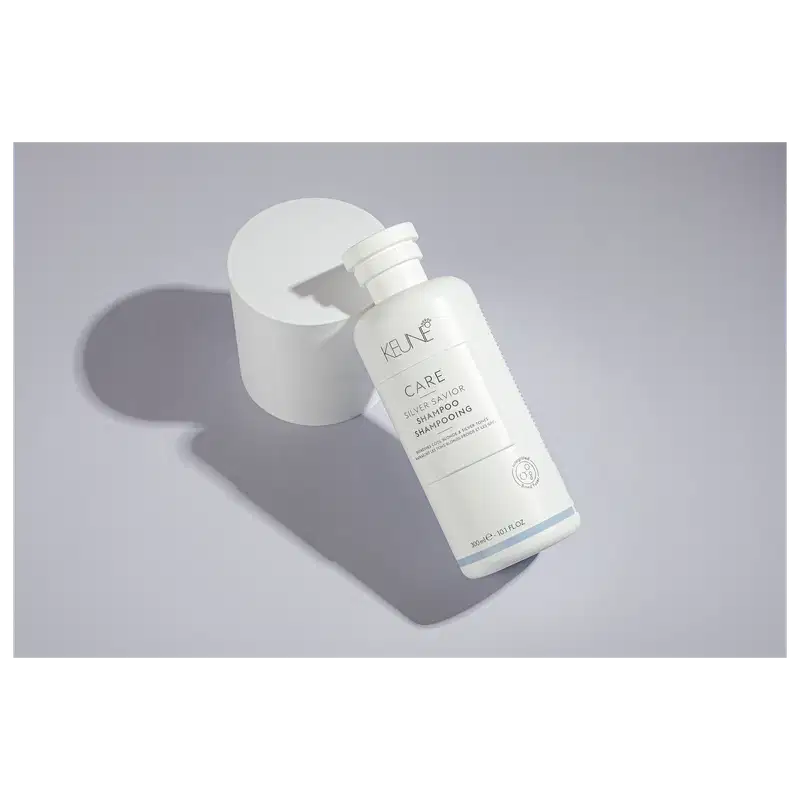Frasco branco de 300 ml do shampoo Silver Savior da linha Care da Keune, que promete refrescar e tonalizar cabelos loiros e grisalhos.