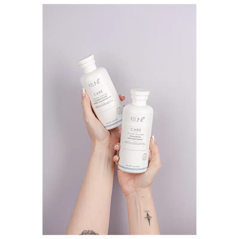 Frasco branco de 300 ml do shampoo Silver Savior da linha Care da Keune, que promete refrescar e tonalizar cabelos loiros e grisalhos.