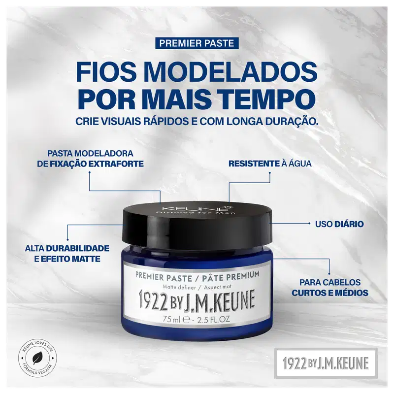 A imagem apresenta uma embalagem de pasta modeladora da marca Keune, com informações sobre suas características, como fixação extra forte, resistência à água e efeito matte. O produto é indicado para cabelos curtos e médios, com uso diário recomendado.