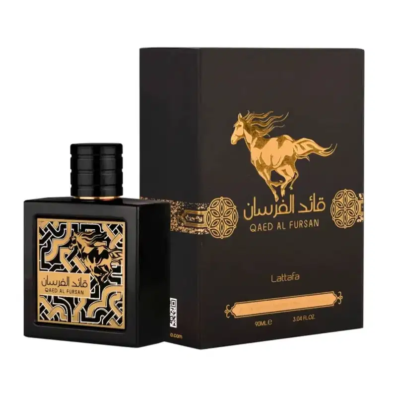 Perfume da marca Lattafa Perfumes em embalagem preta e dourada com ilustração de cavalo dourado. Frasco preto com rótulo em árabe e inglês "Qaed Al Fursan". Caixa preta com detalhes dourados e ilustração de cavalo.
