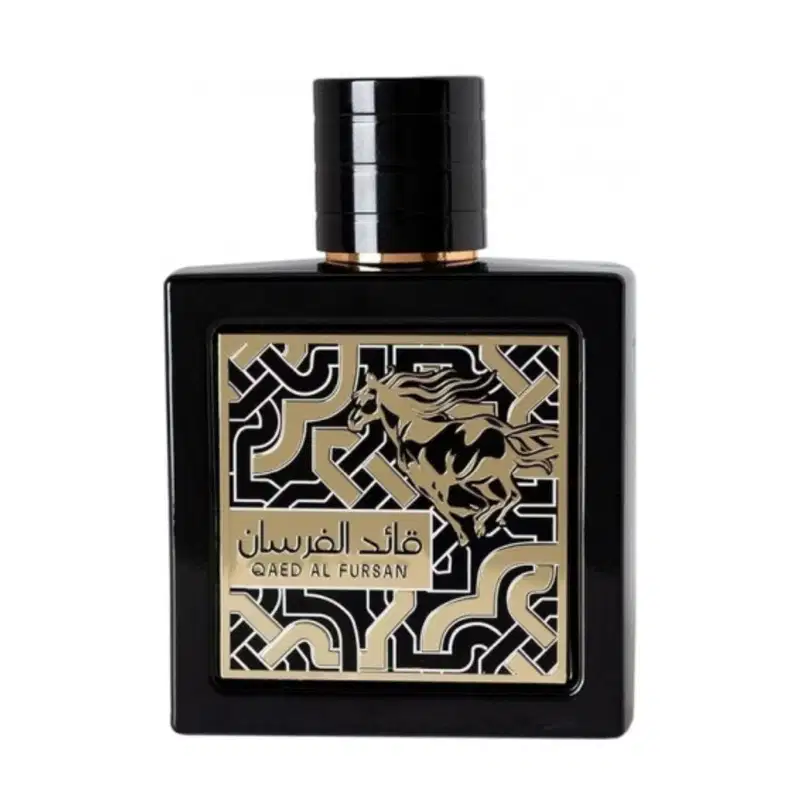 Frasco de perfume preto e dourado da marca Lattafa Perfumes, com design gráfico e ilustração de cavalo. O rótulo exibe o nome da fragrância "Qaed Al Fursan" em árabe e inglês.