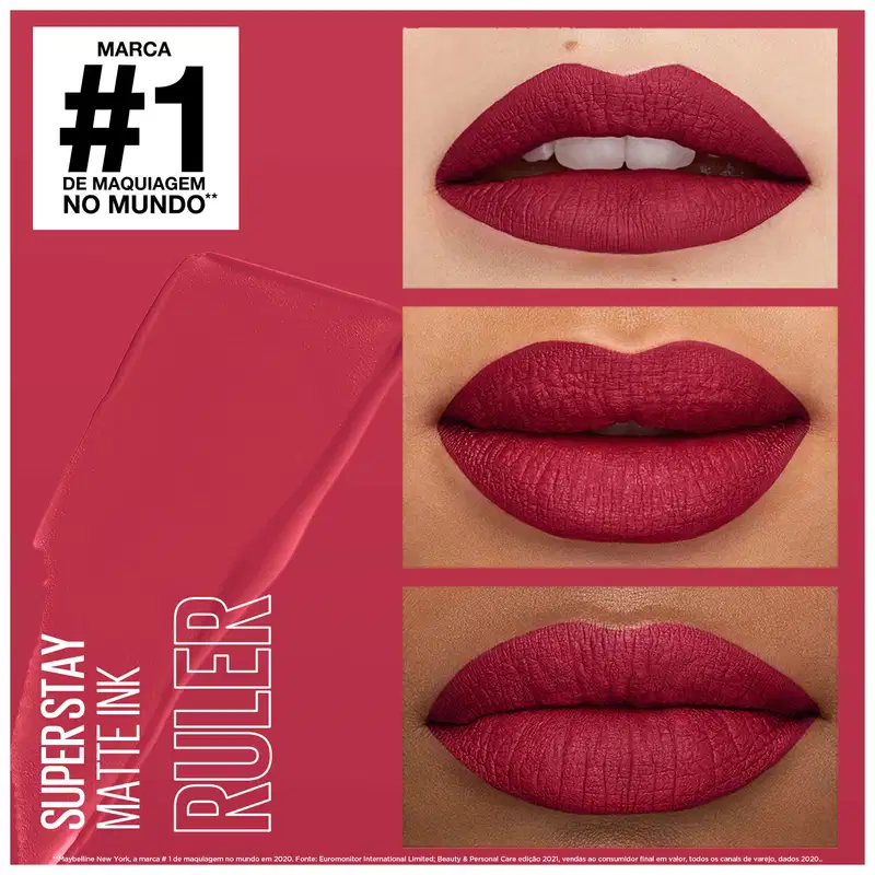 Três imagens de lábios femininos exibindo diferentes tons de batom mate na cor vermelho profundo. Texto promocional "Marca #1 de maquiagem no mundo" e nome do produto "Super Stay Matte Ink" visíveis.