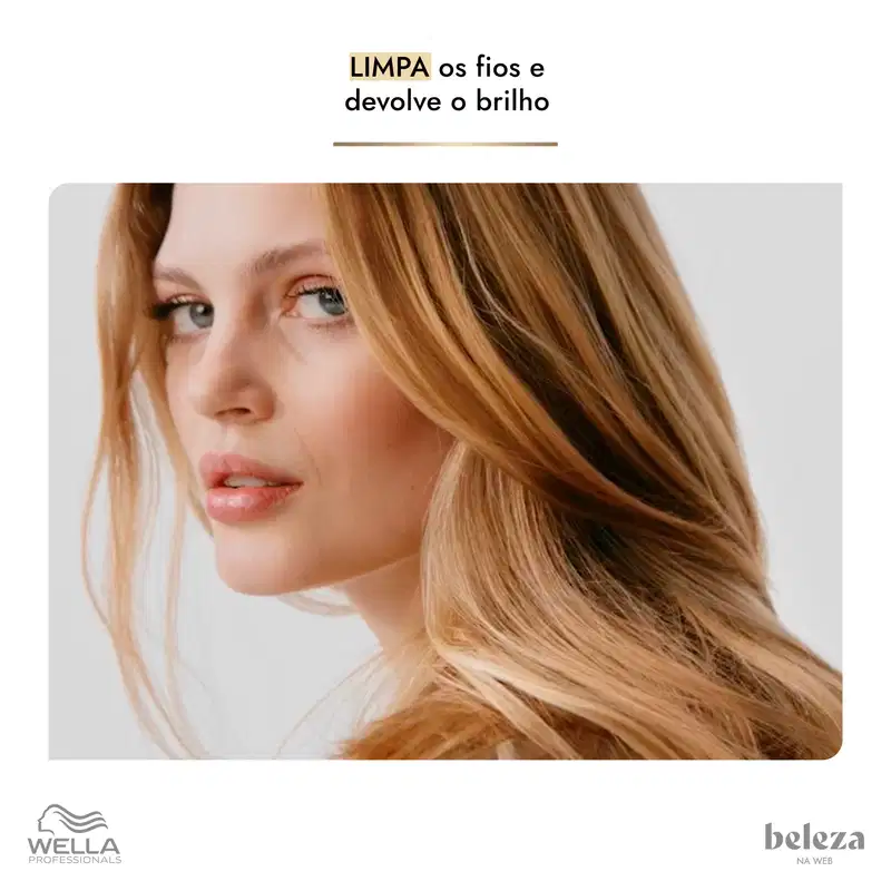 A imagem mostra uma mulher com cabelos loiros e ondulados, em um ambiente claro e minimalista, promovendo os benefícios de limpeza e brilho dos fios da marca Wella Professionals.