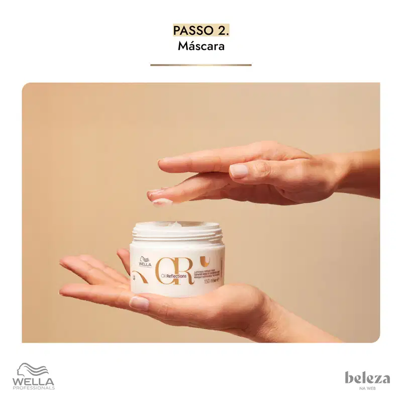 Ambiente de aplicação de máscara capilar da linha Reflections da marca Wella Professionals, com mãos segurando o frasco do produto em um fundo bege claro.