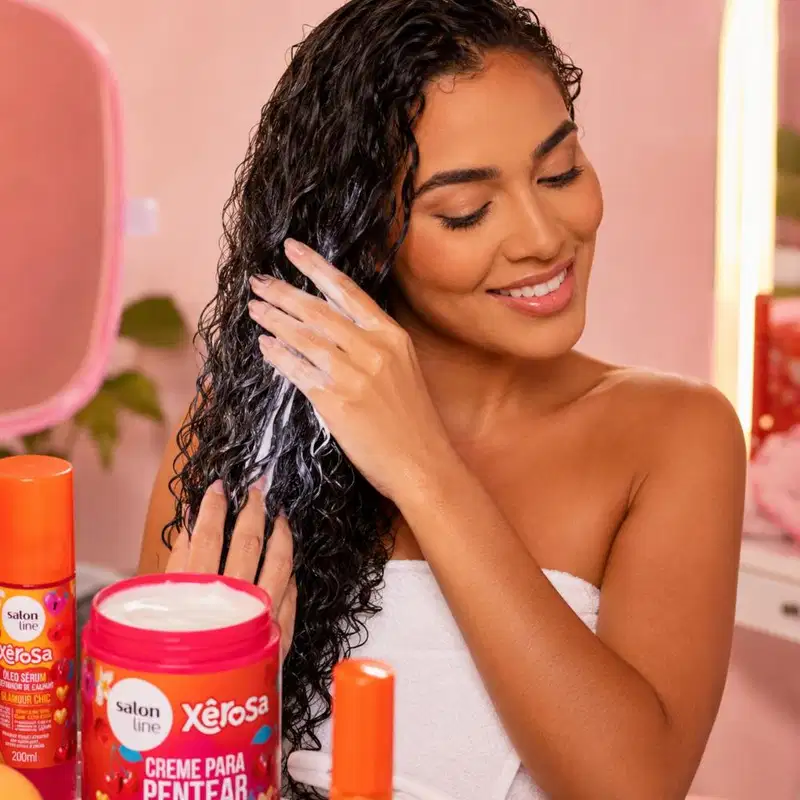 Kit Salon Line Xêrosa Glamour Chic: Shampoo 300ml, Condicionador 200ml, Creme 800g, Gelatina 500g, Óleo Sérum 200ml e Óleo Capilar 60ml + Mimo