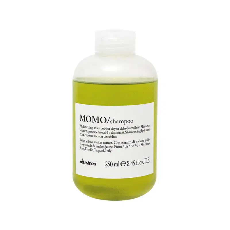 Frasco de shampoo Momo da marca Davines, com 250 ml de capacidade. O produto possui embalagem de plástico transparente com faixa verde e rótulo branco com informações sobre o produto.