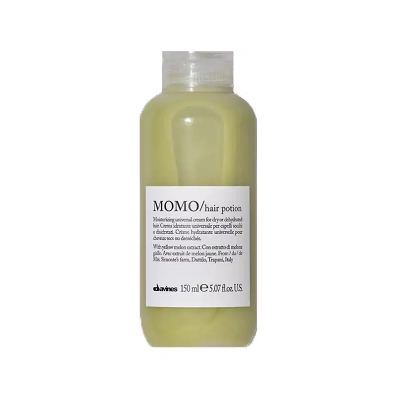 Frasco de 150 ml da poção capilar MOMO da marca Davines, com rótulo branco e texto preto informando tratar-se de um creme hidratante universal para cabelos secos ou desidratados.