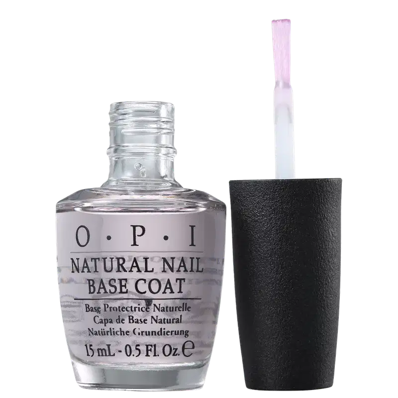 Produto de base para unhas da marca OPI. Frasco de vidro transparente com líquido incolor e com o texto "O.P.I NATURAL NAIL BASE COAT" em letras pretas. Ao lado o aplicador com pincel transparente.