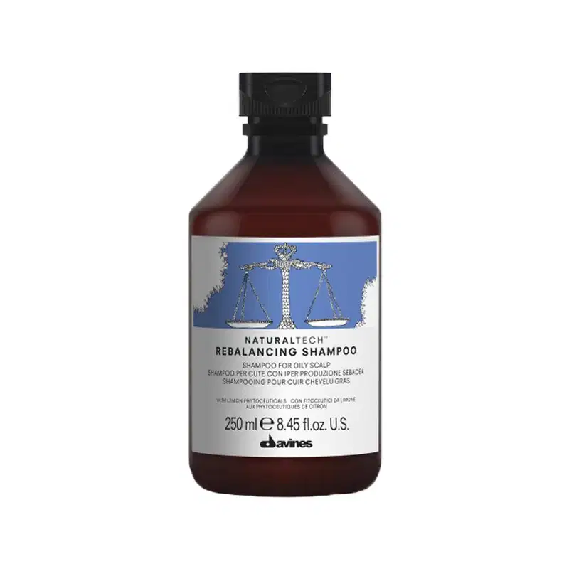 Frasco de shampoo Davines Naturaltech Rebalancing, com 250 ml, embalagem de plástico marrom escuro, rótulo com ilustração de balança e texto em inglês, francês e italiano.