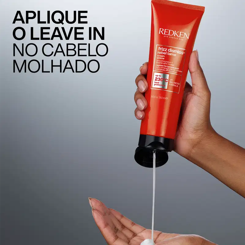 A embalagem de um item de perfumaria da marca Redken exibe o texto "Frizz Dismiss Rebel Tame" em letras pretas sobre fundo vermelho.