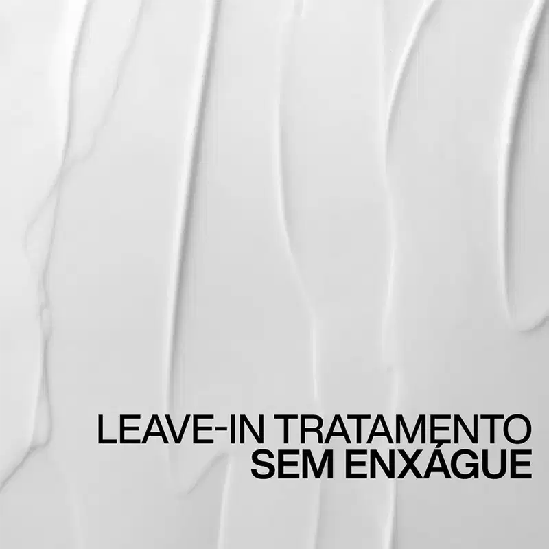 Embalagem de item de perfumaria com texto "LEAVE-IN TRATAMENTO SEM ENXAGUE" em letras pretas sobre fundo branco.