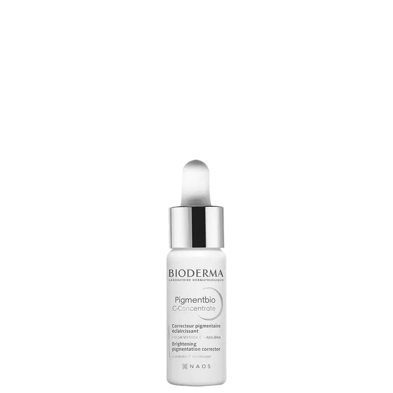 Frasco de vidro branco com conta-gotas da linha Pigmentbio da Bioderma, contendo um concentrado para correção de pigmentação. Rótulo com texto em inglês e francês indicando o nome do produto e sua função de clareamento.