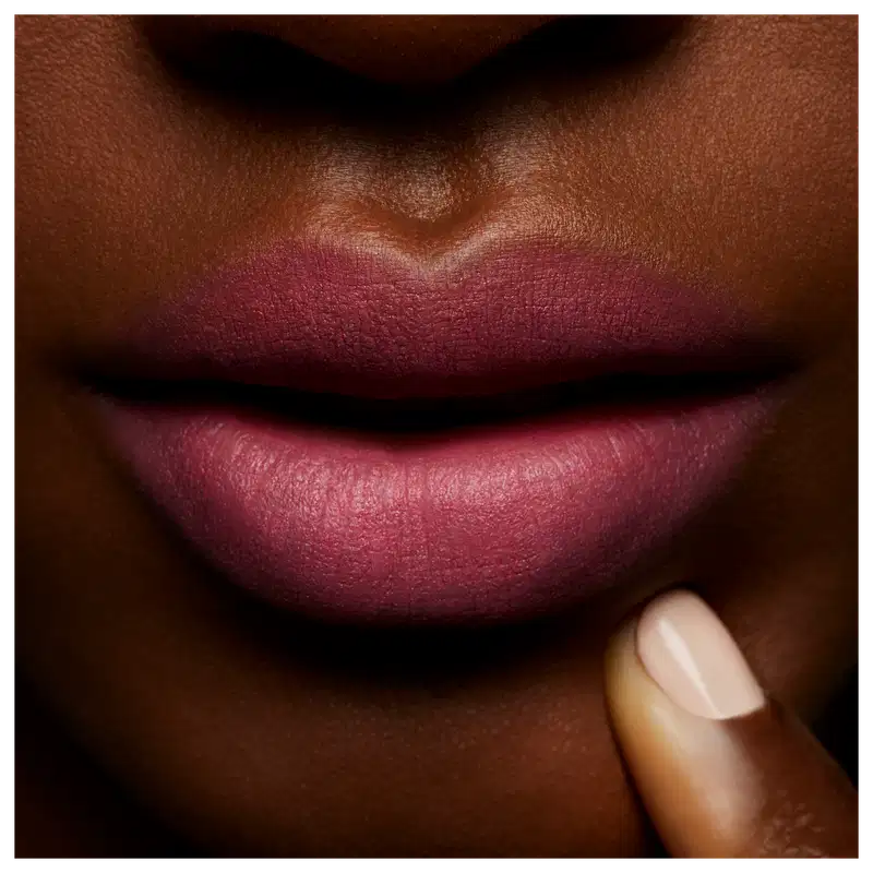 M·A·C Powder Kiss Model Off-Duty - Batom Líquido 5ml