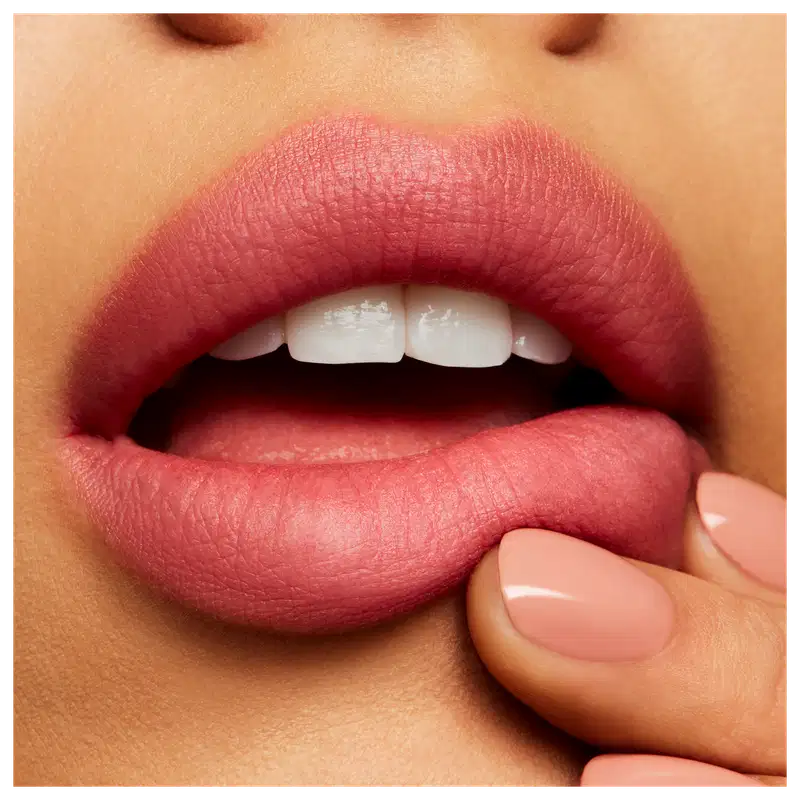 M·A·C Powder Kiss Model Off-Duty - Batom Líquido 5ml